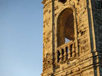 Dall�esterno la torre appare divisa in pi� ordini con delle cornici spartipiano, con la parte superiore �forata� da finestre ad arco balaustrate